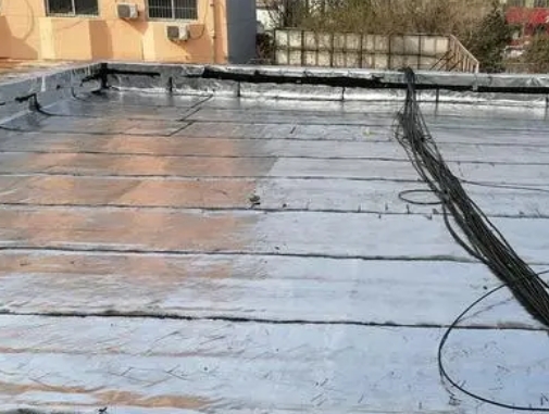 海北卫生间漏水维修公司分享下海北屋面楼顶防水刚性防水层施工要点。